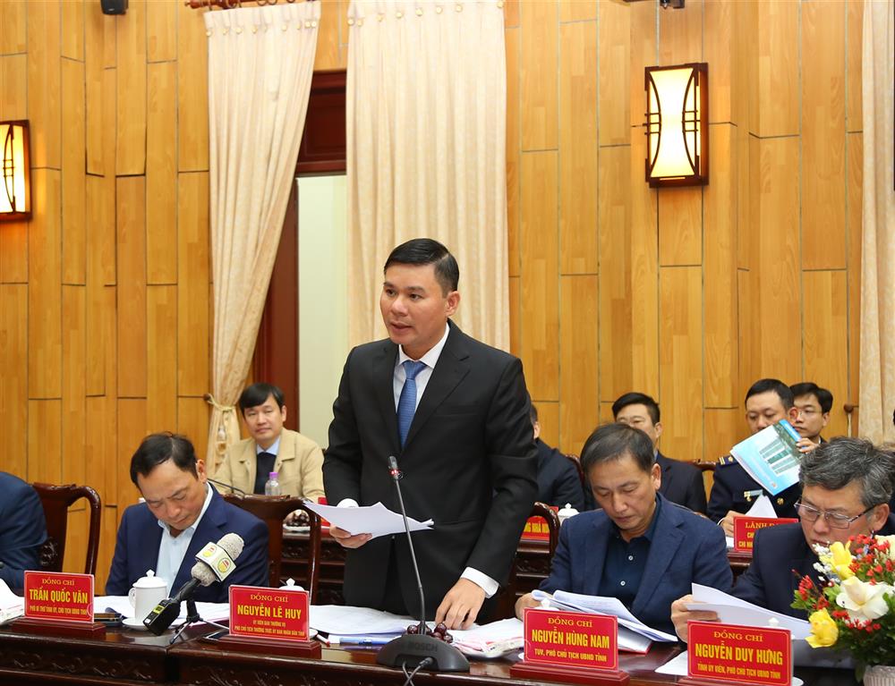 Đồng chí Nguyễn Lê Huy, Phó Chủ tịch Thường trực Ủy ban nhân dân tỉnh Hưng Yên báo cáo tình hình kinh tế - xã hội của tỉnh.