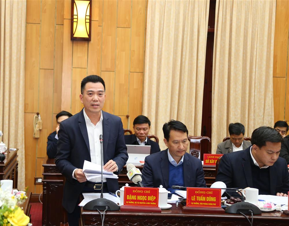 Đồng chí Đặng Ngọc Điệp, Vụ trưởng, Bộ Tài nguyên và Môi trường giải đáp kiến nghị, đề xuất của tỉnh.