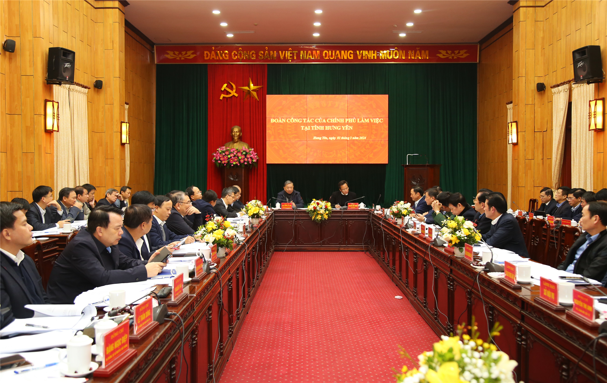 Toàn cảnh buổi làm việc.