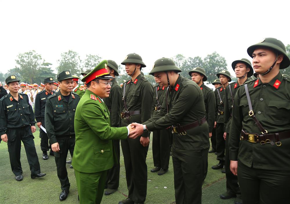 Thứ trưởng Nguyễn Văn Long động viên các chiến sĩ mới.