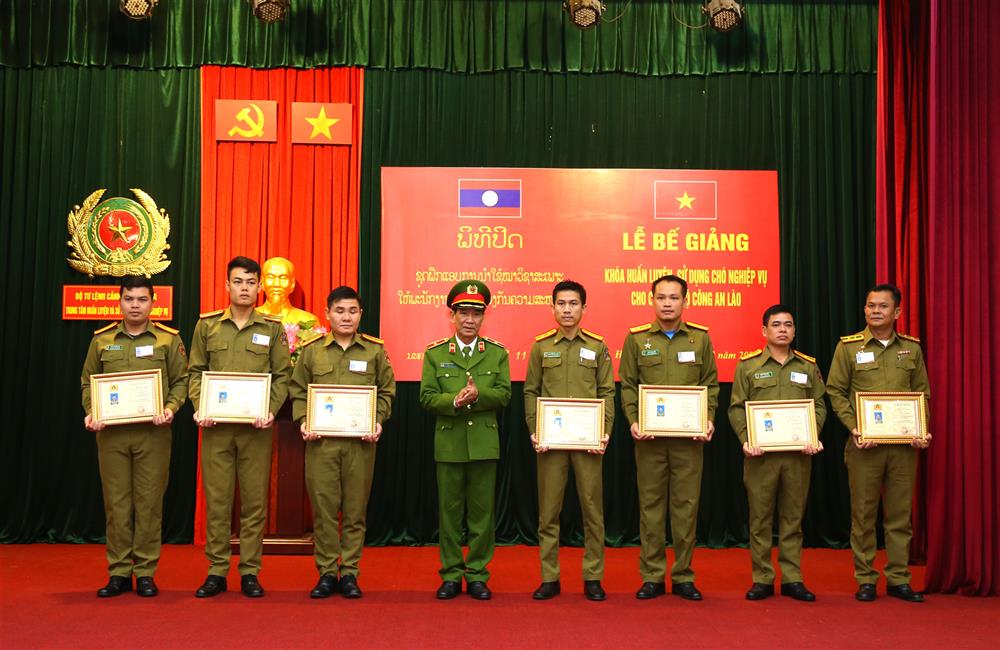 Thiếu tướng Nguyễn Thanh Bảnh trao Giấy chứng nhận cho các học viên tham gia lớp học.