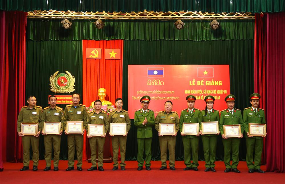 Thiếu tướng Nguyễn Thanh Bảnh trao Giấy khen của Bộ Tư lệnh CSCĐ tặng các tập thể, cá nhân có thành tích trong học tập, huấn luyện và tổ chức lớp học.