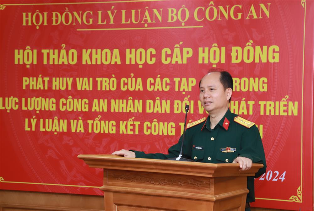 Các đại biểu tham luận tại Hội thảo.