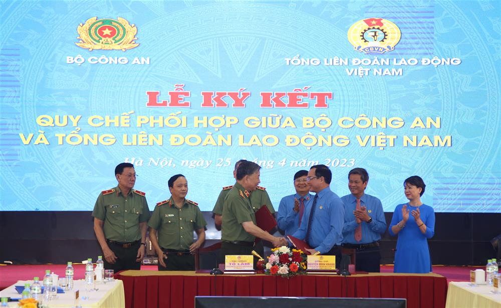 Bộ trưởng Tô Lâm và đồng chí Nguyễn Đình Khang ký kết Quy chế phối hợp giữa Bộ Công an và Tổng Liên đoàn lao động Việt Nam.