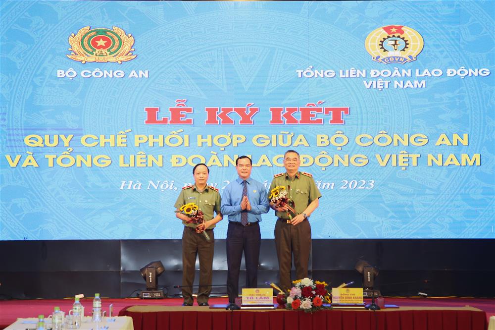 Đồng chí Nguyễn Đình Khang trao Kỷ niệm chương “Vì sự nghiệp xây dựng tổ chức Công đoàn” tặng các cá nhân thuộc Bộ Công an.