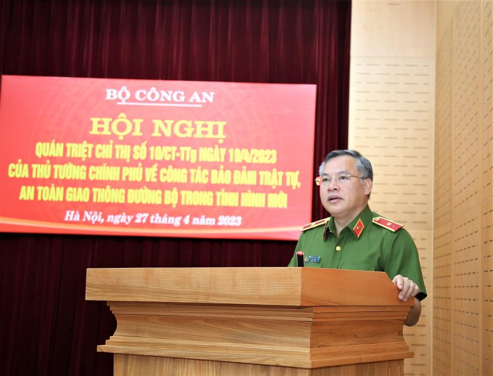 Thứ trưởng Nguyễn Văn Long giới thiệu những nội dung cơ bản của Chỉ thị số 10 ngày 19/4/2023 của Thủ tướng Chính phủ về tăng cường công tác bảo đảm TTATGT đường bộ trong tình hình mới.