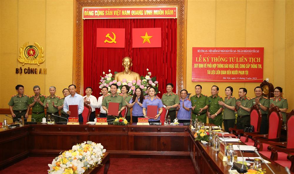 Thứ trưởng Lê Quốc Hùng; Phó Chánh án Thường trực Tòa án nhân dân tối cao Nguyễn Trí Tuệ và Phó Viện trưởng Viện Kiểm sát nhân dân tối cao ký Thông tư liên tịch mới