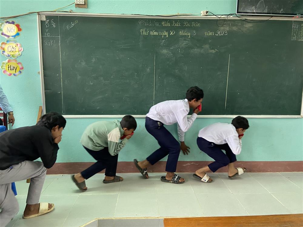 Hướng dẫn cho học sinh kỹ năng thoát nạn khi có sự cố cháy xảy ra.