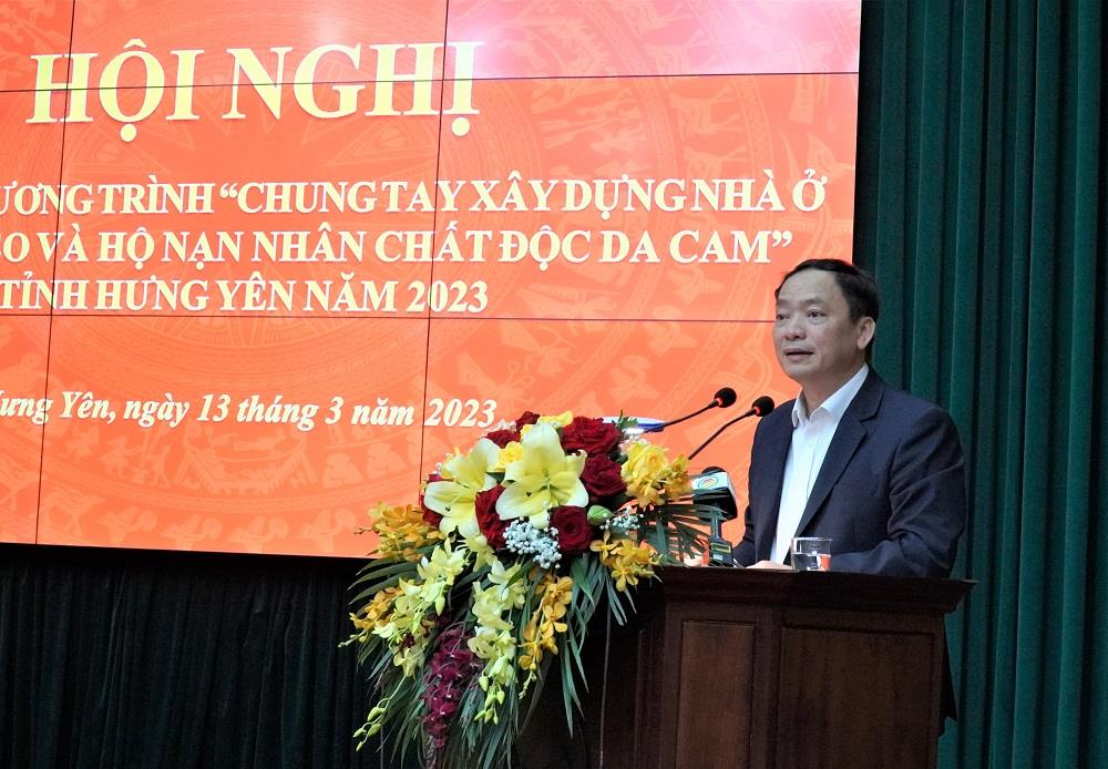 Chủ tịch Ủy ban nhân dân tỉnh Trần Quốc Văn phát biểu, kêu gọi ủng hộ.