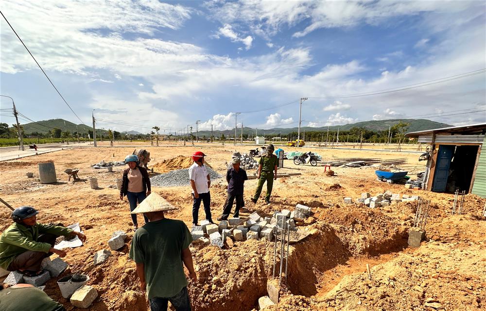 Những ngày này gia đình hộ ông Huỳnh Ngọc Khanh, ở thôn Phước Lợi, xã Phổ Nhơn khẩn trương đổ móng, xây nhà mới tại khu tái định cư khang trang ngay trung tâm xã Phổ Nhơn. Dự án đường bộ cao tốc Bắc - Nam đi qua, diện tích đất ở và đất vườn của gia đình ông Huỳnh Ngọc Khanh bị thu hồi trên 1.000m2, cùng 02 căn nhà cấp 4. Sau khi được chính quyền địa phương, Công an xã tuyên truyền, vận động, gia đình ông Khanh chủ động tháo gỡ, dọn dẹp, di chuyển tài sản để bàn giao mặt bằng. Ông Huỳnh Ngọc Khanh hồ hởi chỉ tay về lô đất đang xây nhà trong khu tái định cư: "Ở tuổi 76 này được bố trí chỗ ở khu tái định cư như vầy đối với tôi quá là sung sướng. Cơ sở hạ tầng đường sá, điện, nước đầy đủ tiện nghi. Nhà nước lo cho người dân chu đáo như vầy tôi thấy rất mãn nguyện" ông Huỳnh Ngọc Khanh chia sẻ. Theo bà Huỳnh Thị Sáu, Trưởng Ban Công tác mặt trận thôn Phước Lợi, xã Phổ Nhơn cho biết, trong quá trình thực hiện, nếu hộ nào chưa đồng thuận thì Công an xã, chính quyền địa phương cùng với mặt trận thôn Phước Lợi đến từng nhà để vận động, giải thích. Trường hợp hộ nào vẫn kiên quyết không bàn giao mặt bằng thì UBND xã có văn bản mời Tổ vận động của thị xã Đức Phổ về đối thoại, giải thích. "Đến các hộ nhiều lần, có nhiều hộ không hợp tác việc đồng thuận nhưng chúng tôi không ngại khó mà nản. Không đi trưa thì đi tối, dù khó khăn vẫn đi gặp cho được gia đình vận động, nhờ kiên nhẫn giải thích mà các hộ dân dần đồng thuận với chính quyền địa phương". Dự án cao tốc Quảng Ngãi - Hoài Nhơn đi qua thị xã Đức Phổ có chiều dài 30 km. Thị xã Đức Phổ cũng đã bố trí 11 khu tái định cư với 727 lô đất cho người dân. Tại xã Phổ Nhơn, chính quyền và Công an xã đã vận động, tuyên truyền người dân bàn giao 99% diện tích đất nông nghiệp nơi có dự án đi qua. Riêng đất do Nhà nước quản lý, người dân xã Phổ Nhơn đã thu hoạch cây và hoàn tất việc giao mặt bằng. Trung tá Đào Văn Minh - Trưởng Công an xã Phổ Nhơn, TP Quảng Ngãi chia sẻ: “Trong công tác giải phóng mặt bằng đã phát sinh các khó khăn, đòi hỏi phải kịp thời tháo gỡ để tạo sự đồng thuận trong nhân dân. Công an xã tham mưu chính quyền địa phương đã tập trung chỉ đạo, giải quyết, tháo gỡ các vướng mắc, bảo đảm hài hòa lợi ích chính đáng của nhân dân; tích cực gặp gỡ, đối thoại, kịp thời lắng nghe, giải đáp các ý kiến, thắc mắc của người dân, nhất là các hộ có đất bị thu hồi phục vụ dự án ". Điển hình như trường hợp gia đình ông Lê Tiến Tâm, ở thôn Phước Lợi, xã Phổ Nhơn liên quan đến việc giải phóng mặt bằng đối với dự án đường cao tốc. Lúc đầu do ông Tâm chưa hiểu hết các quy định của Nhà nước về giải phóng mặt bằng nên có nhiều kiến nghị, thắc mắc. Nắm bắt tâm tư, nguyện vọng của công dân, Công an xã trực tiếp tới gia đình ông Tâm, làm tốt công tác tư tưởng, đồng thời tuyên truyền, vận động, giải thích và cùng tìm cách tháo gỡ từng nút thắt của vấn đề. Từ đó, ông Tâm đã đồng thuận với chủ trương thu hồi 3.200 m2 đất rừng khai hoang của gia đình để phục vụ nhiệm vụ chung của tỉnh. Đại tá Đào Quang Minh - Trưởng Công an thị xã Đức Phổ nhấn mạnh: "Công an xã thường xuyên bám sát địa bàn, gần dân, sát hộ gia đình. Cho nên dù nhiều trường hợp lúc đầu kiên quyết không đồng tình nhưng nhờ Công an xã xuống giải thích, tuyên truyền vận động có lý có tình, nhiều người dân tự giác tháo gỡ các công trình, chặt cây rồi giao mặt bằng cho địa phương". Xác định đây là dự án quan trọng, tạo động lực mới góp phần thúc đẩy kinh tế - xã hội của tỉnh, bên cạnh sự quyết tâm của chính quyền địa phương, lực lượng Công an đã nỗ lực tuyên truyền, vận động giúp người dân hiểu và chung sức cùng địa phương, góp phần đẩy nhanh tiến độ Dự án cao tốc Bắc-Nam./.