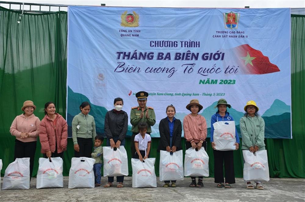 Đoàn tặng quà cho các hộ gia đình có hoàn cảnh khó khăn trên địa bàn xã La Êê,