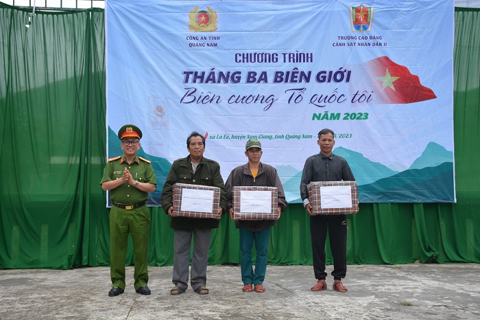 Đoàn tặng quà cho già làng, người có uy tín.