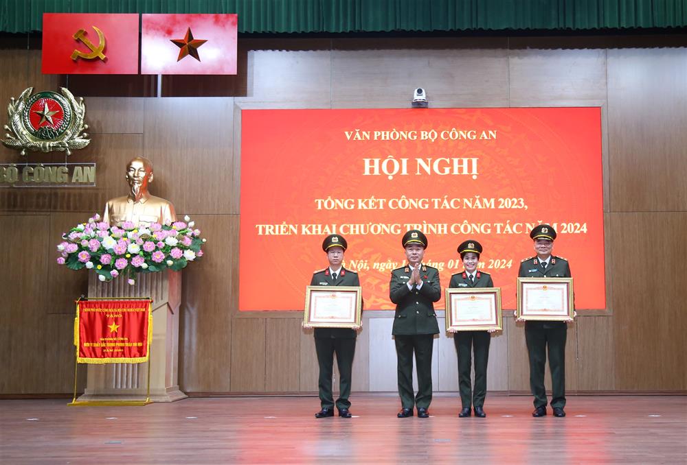 Thừa ủy quyền, Thứ trưởng Trần Quốc Tỏ trao Bằng khen của Thủ tướng Chính phủ tặng Trung tướng Tô Ân Xô, Trợ lý Bộ trưởng; Đại tá Nguyễn Thị Phương, Phó Chánh Văn phòng Bộ Công an; Thượng tá Nguyễn Minh Kiệm, Phó Trưởng phòng 3.