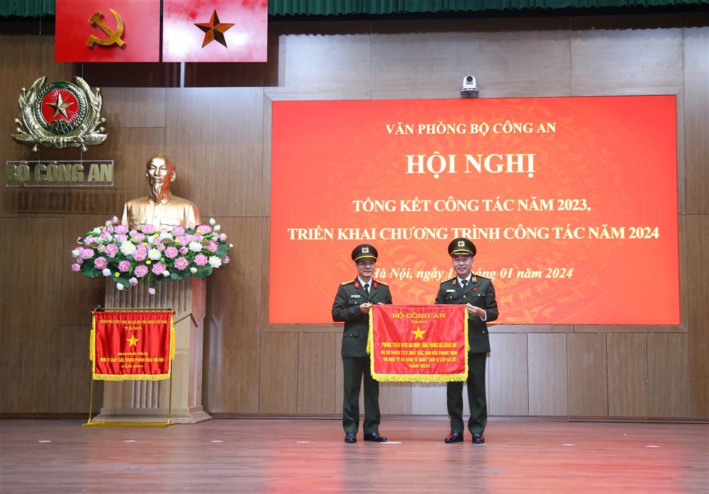 Thứ trưởng Trần Quốc Tỏ trao Cờ thi thua của Bộ Công an tặng Phòng Tham mưu An ninh.