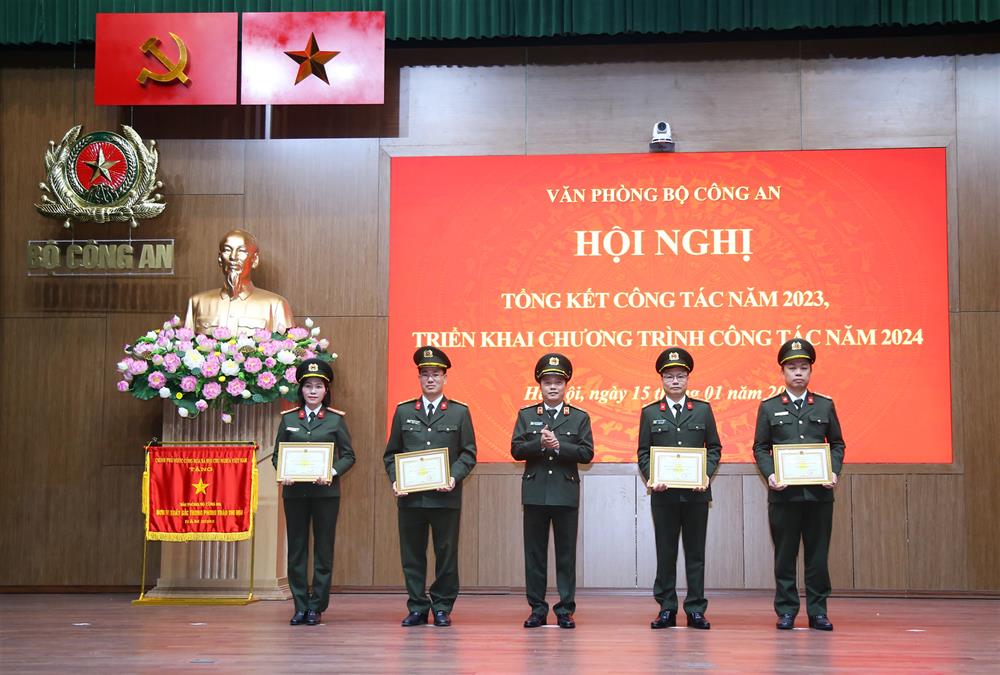 Thiếu tướng Đặng Hồng Đức trao danh hiệu "Đơn vị Quyết thắng" năm 2023 tặng 04 đơn vị cấp cơ sở.