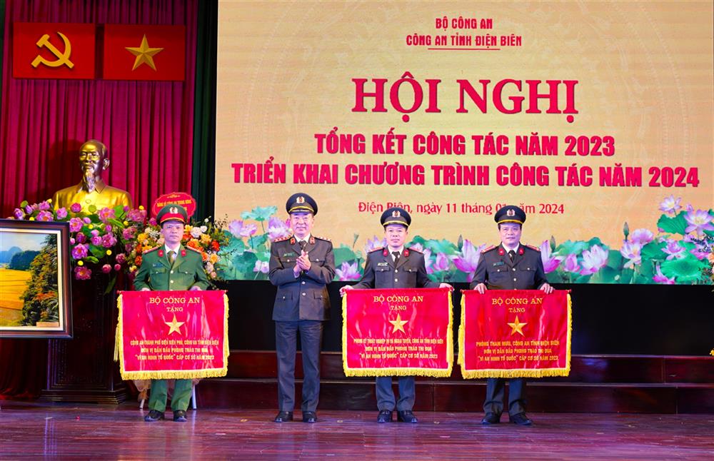 Thượng tướng Trần Quốc Tỏ - UVTW Đảng, Thứ trưởng thường trực Bộ Công an trao cờ dẫn đầu phong trào thi đua Vì ANTQ cho 03 tập thể thuộc Công an tỉnh.