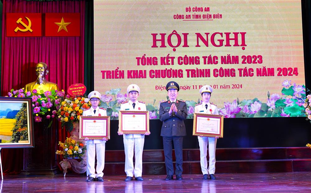 Thượng tướng Trần Quốc Tỏ - UVTW Đảng, Thứ trưởng thường trực Bộ Công an trao Huân chương chiến công các hạng cho các cá nhân thuộc Công an tỉnh Điện Biên.