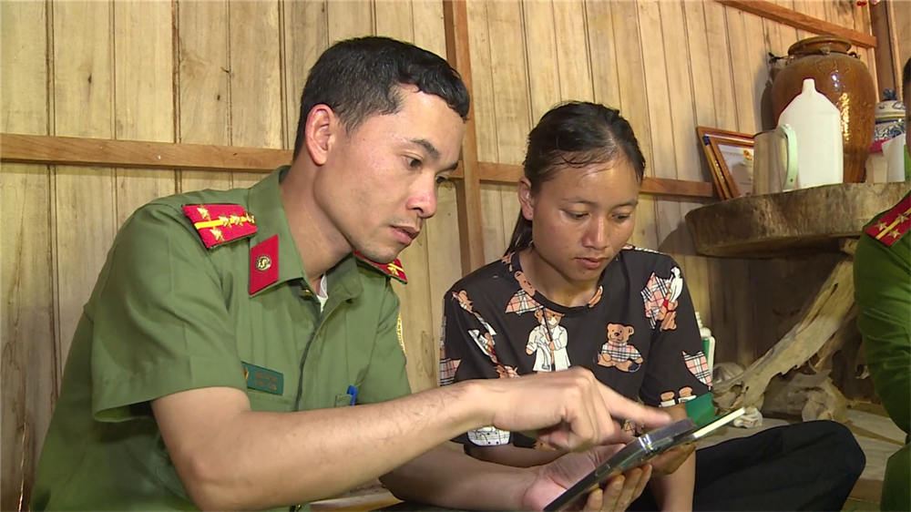 Đài úy Tống Văn Ân hướng dẫn người dân cài đặt định danh điện tử.
