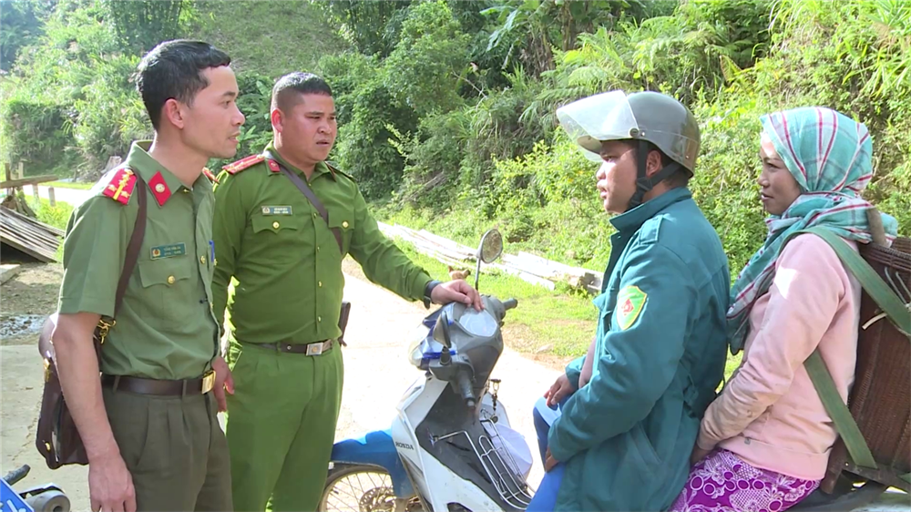 Đại úy Tống Văn Ân nhắc nhở người dân đội mũ bảo hiểm khi tham gia giao thông.