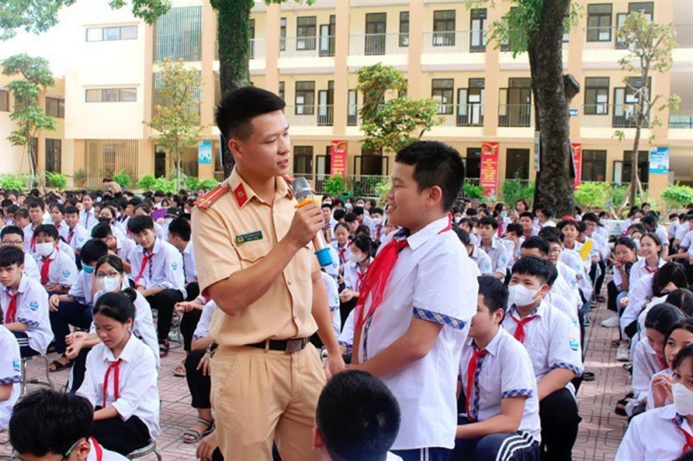 Lực lượng Công an tăng cường phổ biến, giáo dục pháp luật về TTATGT trong các cơ sở giáo dục.