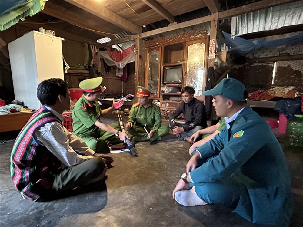 Thiếu tá Đinh Hữu Lê vận động nhân dân giao nộp súng tự chế.