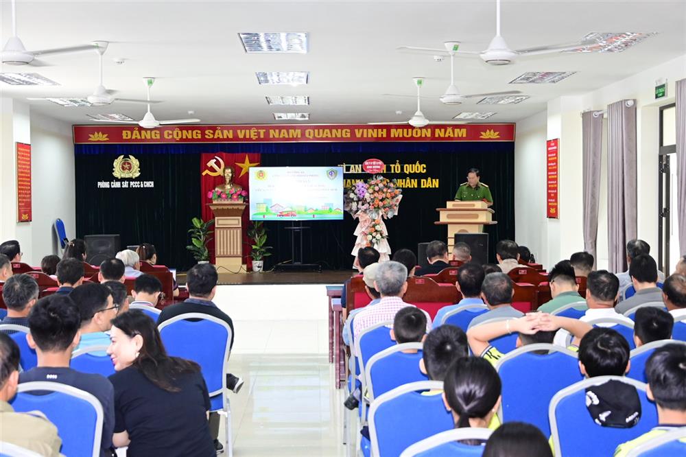 Đại tá Hoàng Văn Bình - Trưởng Phòng Cảnh sát PCCC và CNCH khai mạc buổi trải nghiệm tuyên truyền, trải nghiệm, thực hành chữa cháy, cứu nạn cứu hộ.