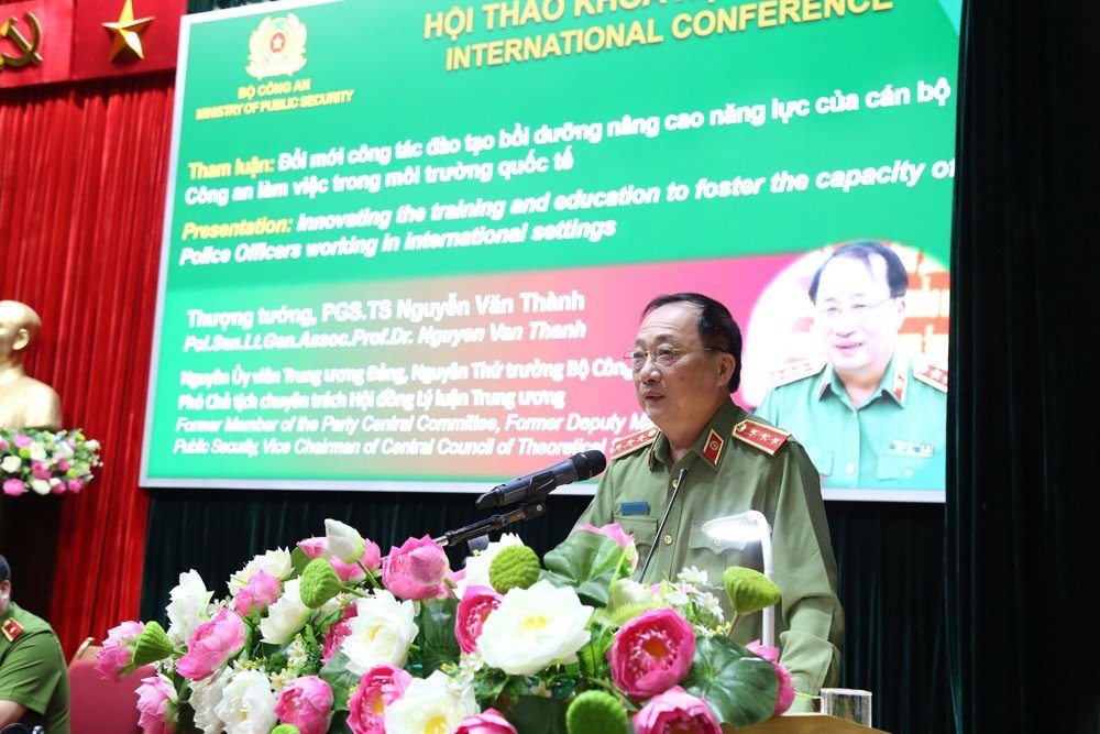 Thượng tướng, PGS.TS Nguyễn Văn Thành, Phó Chủ tịch chuyên trách Hội đồng Lý luận Trung ương tham luận tại hội thảo.