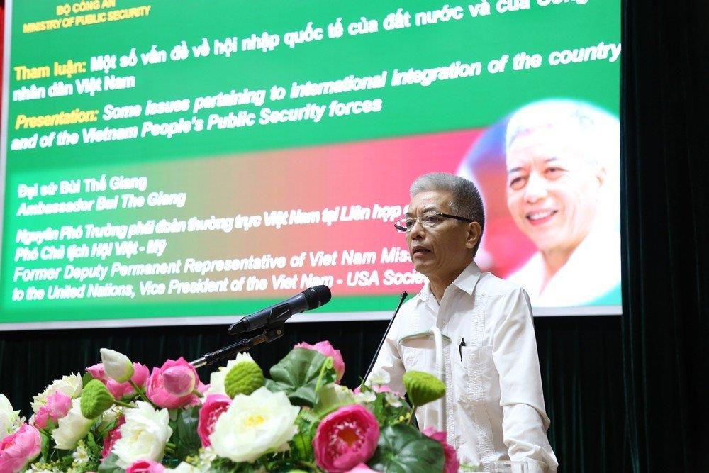 Đại sứ Bùi Thế Giang, nguyên Phó Trưởng phái đoàn Việt Nam tại Liên Hợp Quốc phát biểu tại Hội thảo.