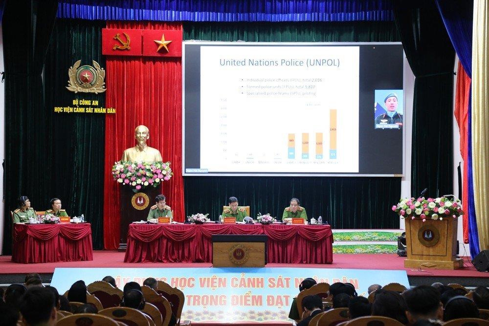 Các đại biểu điều hành phần thảo luận tại Hội thảo.