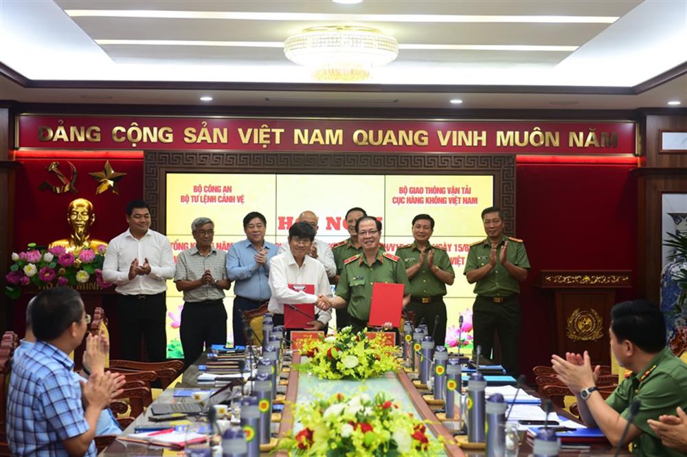 Đại diện lãnh đạo hai Bên ký kết Quy chế phối hợp mới.