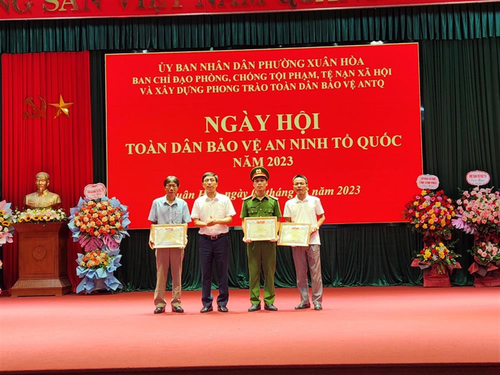 Đồng chí Nguyễn Tiến Thông, Phó Chủ tịch UBND thành phố Phúc Yên, Trưởng Ban chỉ đạo xây dựng phong trào bảo vệ ANTQ thành phố Phúc Yên trao giấy khen của UBND TP cho các cá nhân có thành tích trong phong trào toàn dân bảo vệ ANTQ.