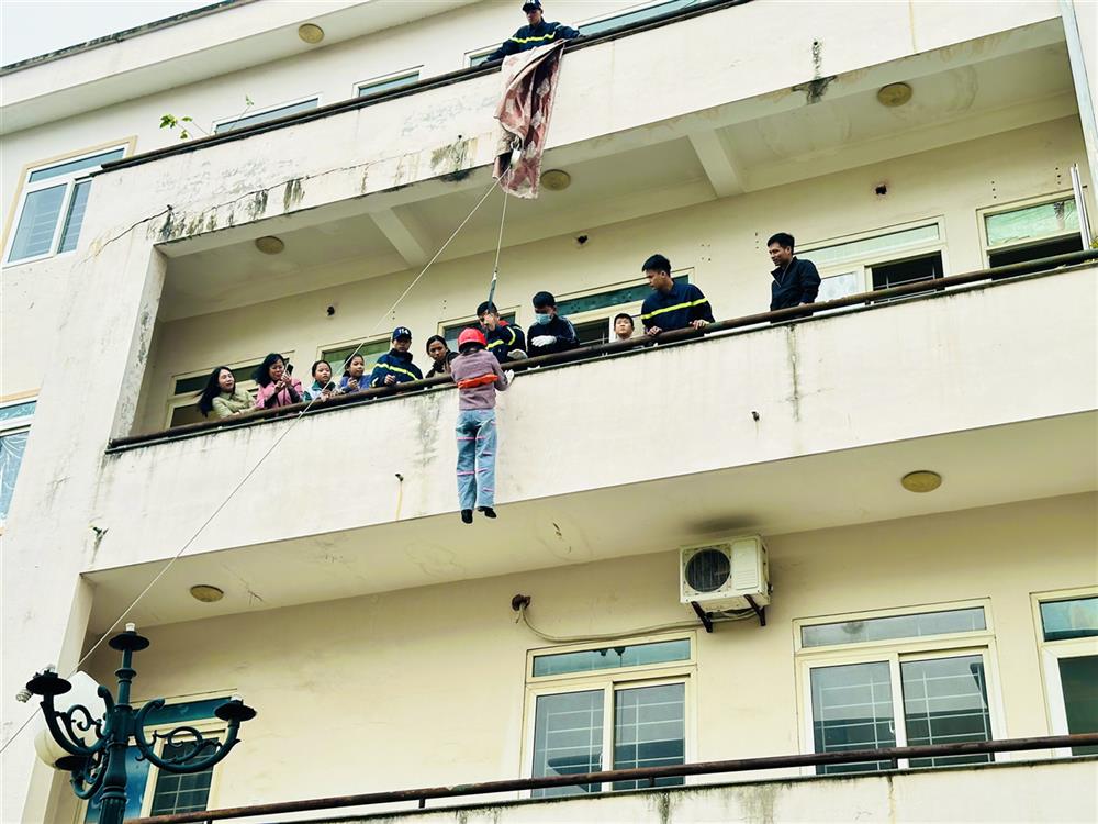 Qua buổi tập huấn, học viên đã nắm vững tính năng, tác dụng, phương pháp kiểm tra, sử dụng, bảo quản một số phương tiện chữa cháy thông dụng và cách xử lý một số tình huống cháy, nổ, tình huống gây nguy hiểm cho người, tài sản, phương tiện trong gia đình. 