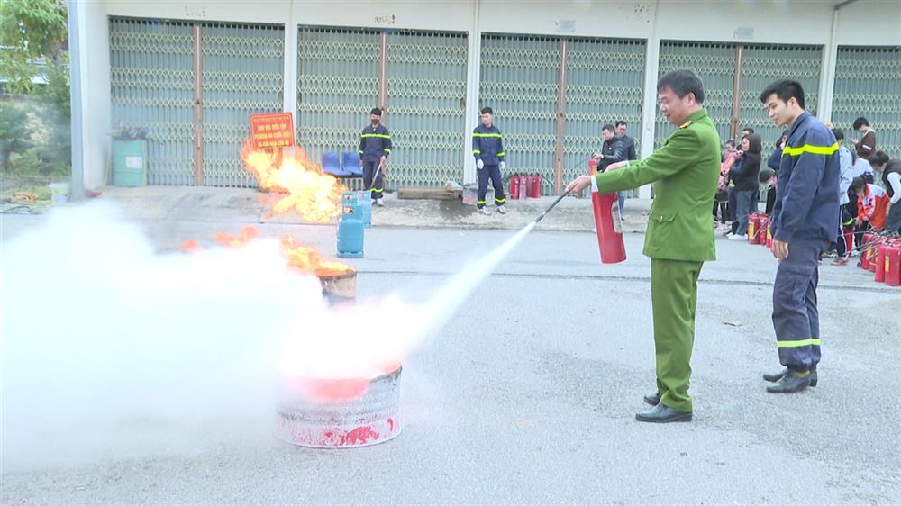Bên cạnh đó, các học viên cũng thực hành sử dụng bình bột, bình khí CO2 xách tay dập tắt khay xăng, bình ga đang cháy; trải nghiệm thực hành thả dây chậm. 
