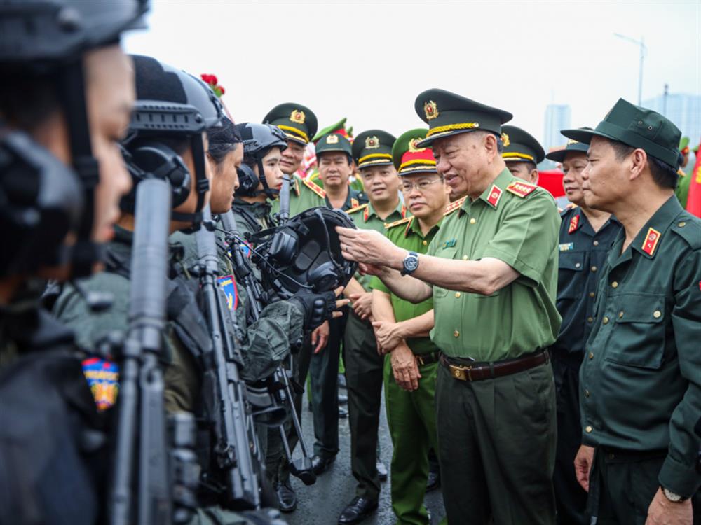 Bộ trưởng Tô Lâm thăm, động viên cán bộ, chiến sĩ Bộ Tư lệnh CSCĐ tập luyện.