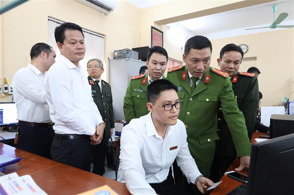Đoàn công tác của Bộ Công an kiểm tra công tác thực hiện Đề án 06 tại phường Lê Thanh Nghị, thành phố Hải Dương