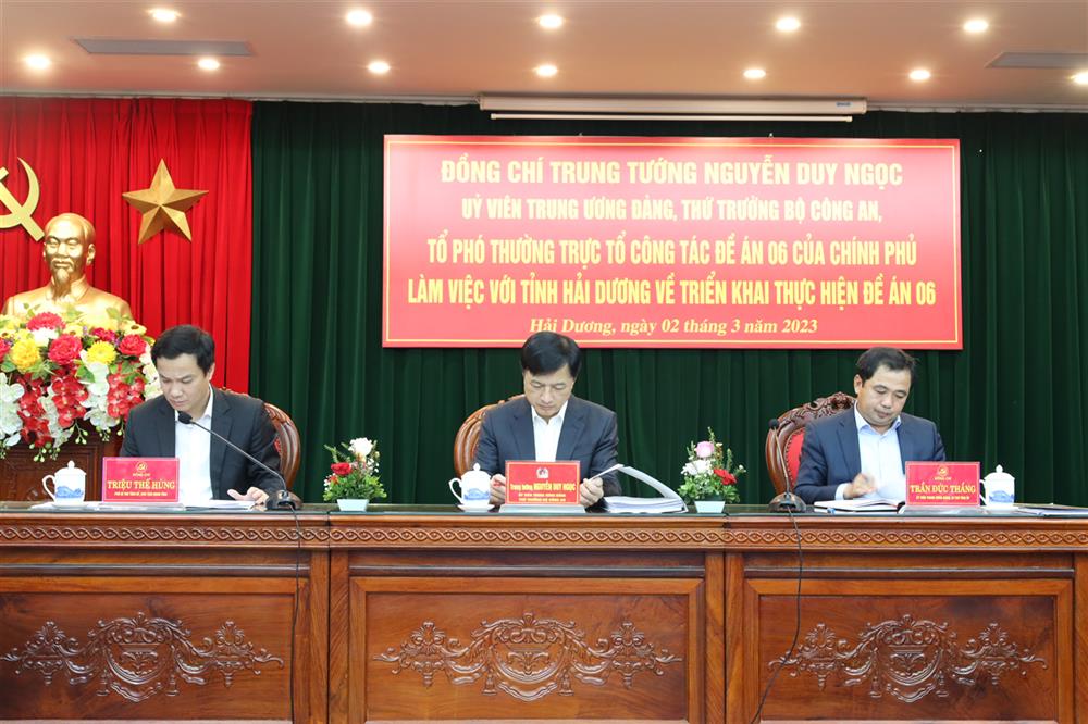 Đồng chí Thứ trưởng và các đồng chí lãnh đạo tỉnh Hải Dương điều hành buổi làm việc.