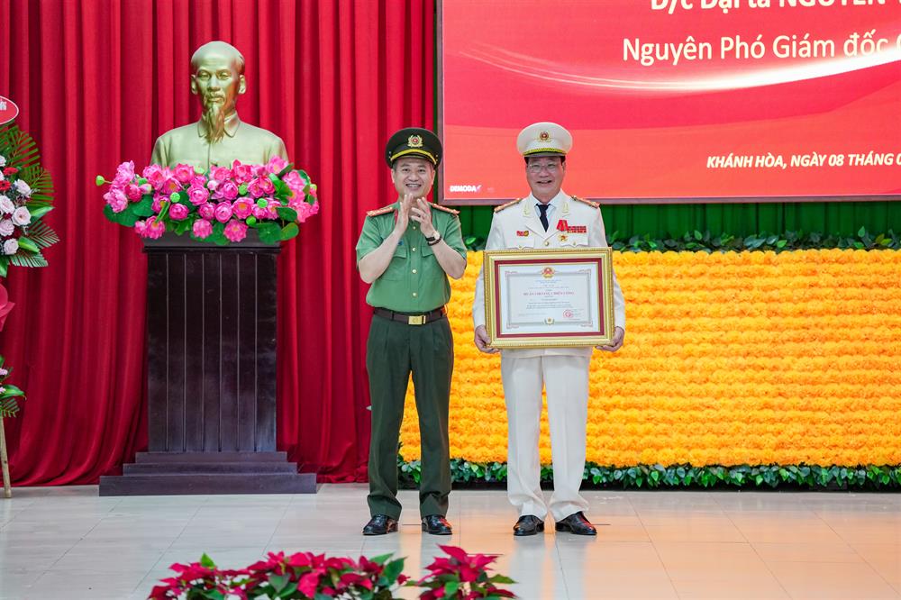 Thừa ủy quyền của Chủ tịch nước, Đại tá Nguyễn Thế Hùng, Giám đốc Công an tỉnh trao Huân chương Chiến công hạng Ba tặng Đại tá Nguyễn Viết Định, nguyên Phó Giám đốc Công an tỉnh Khánh Hòa.