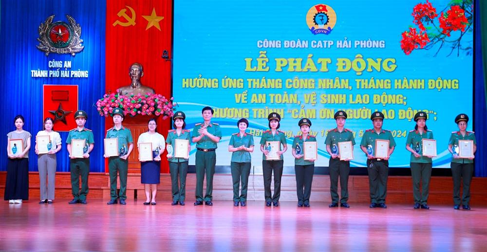 27 đoàn viên Công đoàn Công an TP được trao tặng Tặng Danh hiệu “Lao động giỏi”.