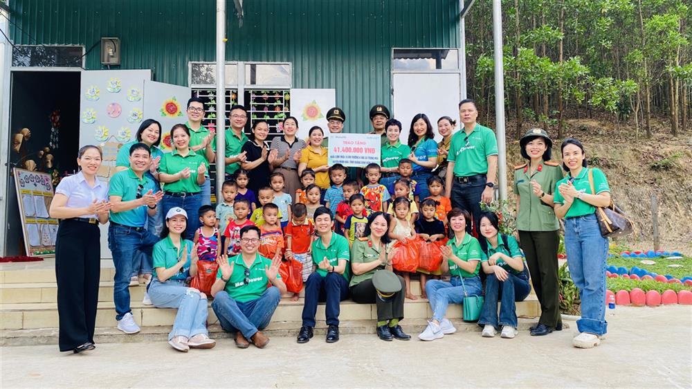 Đại diện các bên liên quan làm lễ khởi công điểm trường.