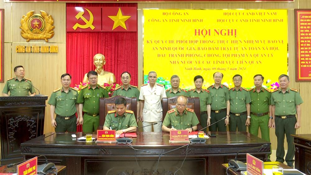 Trung tướng Bùi Bá Định, nguyên Phó Tổng Cục trưởng Tổng Cục Chính trị CAND, Chủ tịch Hội Cựu CAND tỉnh và Đại tá Đặng Trọng Cường, Giám đốc Công an tỉnh ký kết Quy chế phối hợp giữa giữa Hội Cựu Công an nhân dân tỉnh và Công an tỉnh.