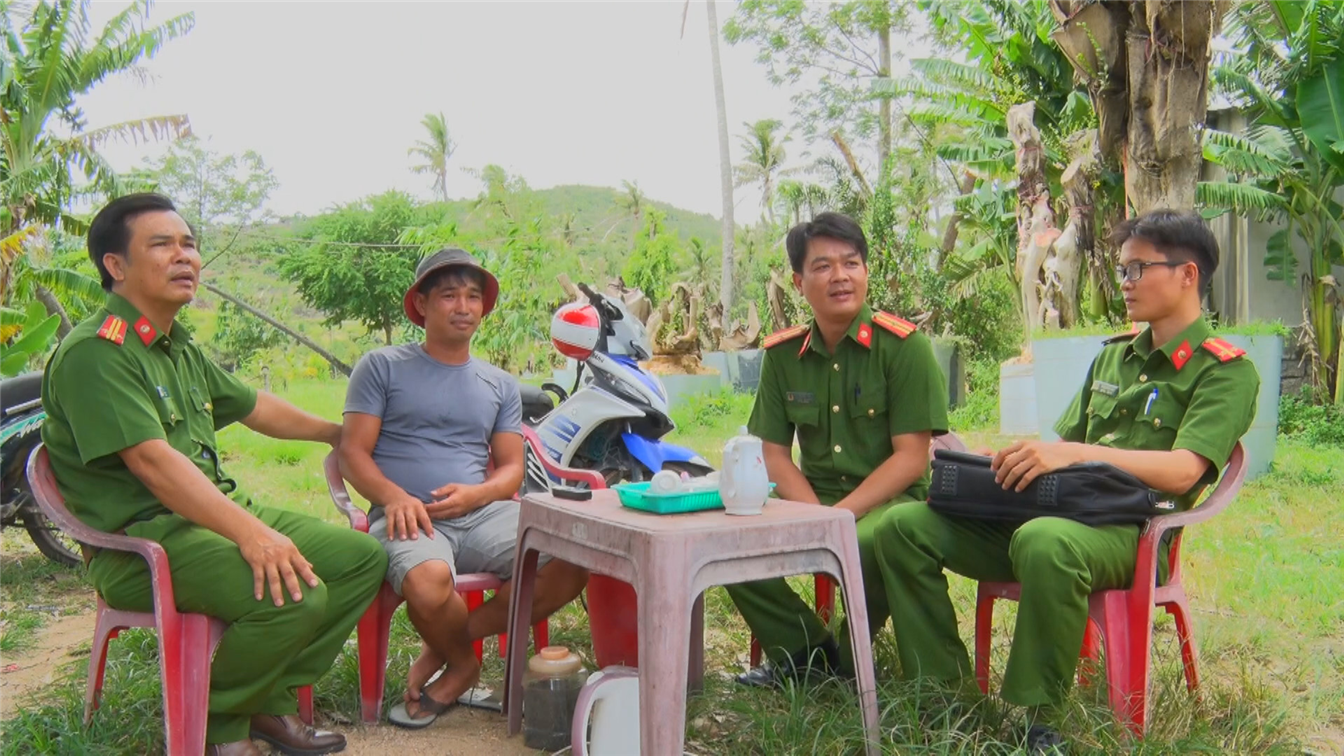Theo đó, hai đơn vị phối hợp tuyên truyền về tín dụng đối với người chấp hành xong án phạt tù; thực hiện cho vay đối với người chấp hành xong án phạt tù, cơ sở sản xuất kinh doanh có sử dụng người lao động là người chấp hành xong án phạt tù theo quy định; phối hợp kiểm tra, thanh tra, giám sát, xử lý, giải quyết các vấn đề phát sinh, bất cập. Qua đó, nhằm giúp người chấp hành xong án phạt tù có việc làm ổn định cuộc sống, tái hòa nhập cộng đồng, góp phần bảo đảm an ninh trật tự, phát triển kinh tế.  Theo thống kê, tính đến ngày 31/3/2024, Chi nhánh Ngân hàng Chính sách xã hội tỉnh Phú Yên đã phối hợp với Công an cấp huyện, xã và các tổ chức chính trị - xã hội trên địa bàn tỉnh hoàn thiện hồ sơ giải ngân cho 49 người chấp hành xong án phạt tù với số tiền cho vay đạt 3,14 tỷ đồng.