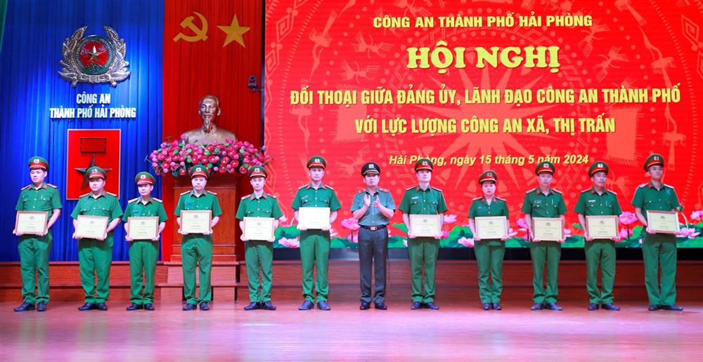 Công an thành phố trao 13 suất quà tặng 13 cán bộ, chiến sĩ có hoàn cảnh khó khăn.