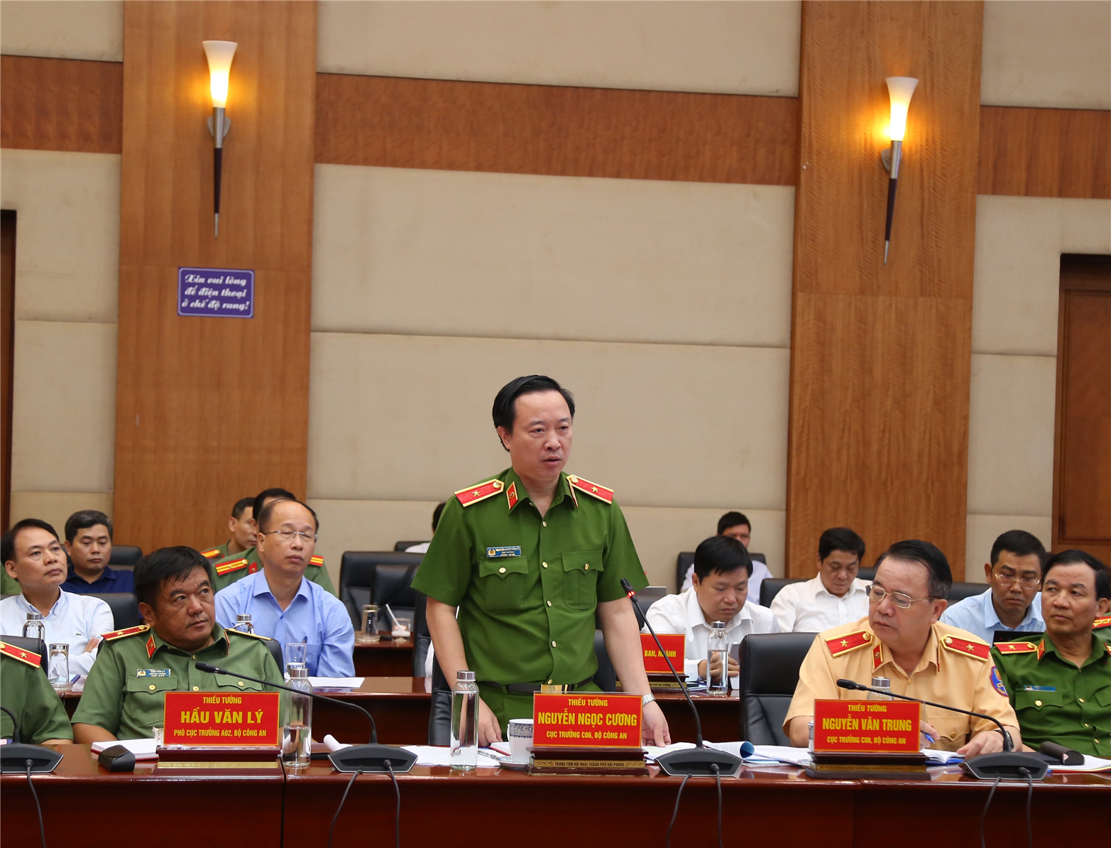 Các đại biểu phát biểu tại buổi làm việc.