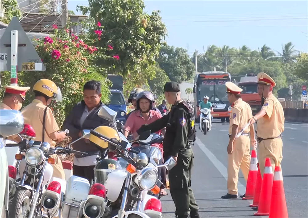 Lực lượng cảnh sát giao thông kiểm tra các phương tiện giao thông.