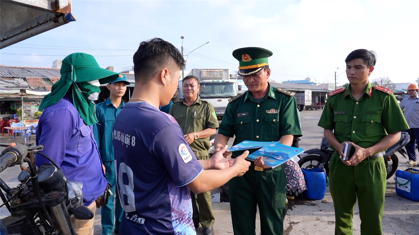 Các lực lượng phối hợp tỉnh Bà Rịa – Vũng Tàu tuyên truyền, vận động ngư dân tuân thủ các quy định về khai thác thuỷ sản.