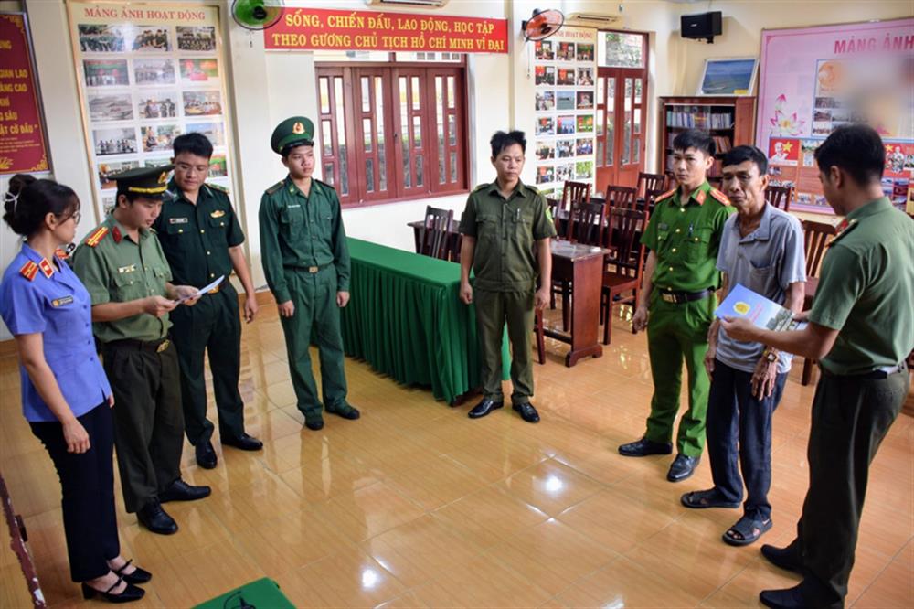 Phòng An ninh điều tra Công an tỉnh Bà Rịa – Vũng Tàu tống đạt quyết định khởi tố bị can, lệnh bắt bị can để tạm giam đối với một đối tượng về tội “Tổ chức cho người khác xuất cảnh trái phép”. Vụ việc do Bộ đội Biên phòng tỉnh và Cơ quan An ninh điều tra Công an tỉnh phối hợp điều tra, giải quyết.