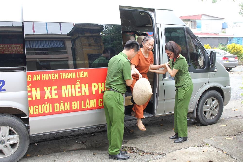 Công an huyện Thanh Liêm tổ chức chuyến xe miễn phí đưa đón Nhân dân trên địa bàn đi làm CCCD gắn chíp điện tử.