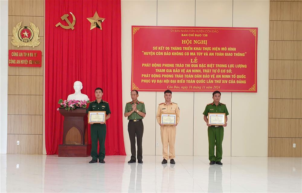 : Đại tá Bùi Văn Thảo, Phó Trưởng ban thường trực Ban chỉ đạo 138 tỉnh, Giám đốc Công an tỉnh Bà Rịa-Vũng Tàu trao giấy khen đến các cá nhân có thành tích nổi bật.