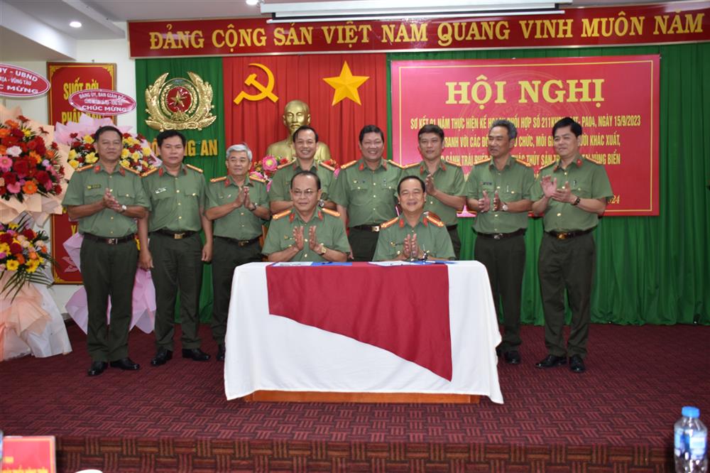 Lễ ký kết quy chế phối hợp của Công an các địa phương tại Hội nghị sơ kết một năm thực hiện kế hoạch phối hợp về tăng cường đấu tranh với các đối tượng tổ chức, môi giới cho người khác xuất, nhập cảnh trái phép để khai thác thuỷ sản trái phép tại vùng biển nước ngoài.