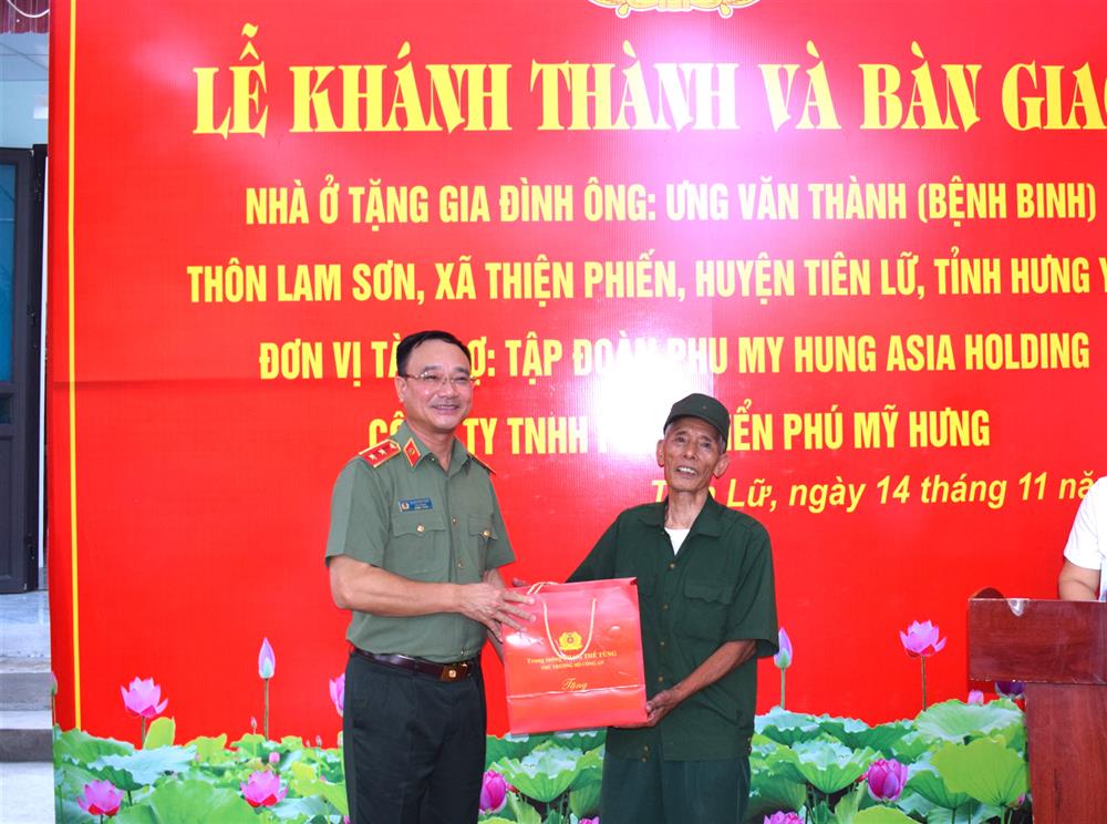 Trung tướng Phạm Thế Tùng, Thứ trưởng Bộ Công an tặng quà gia đình ông Ưng Văn Thành.
